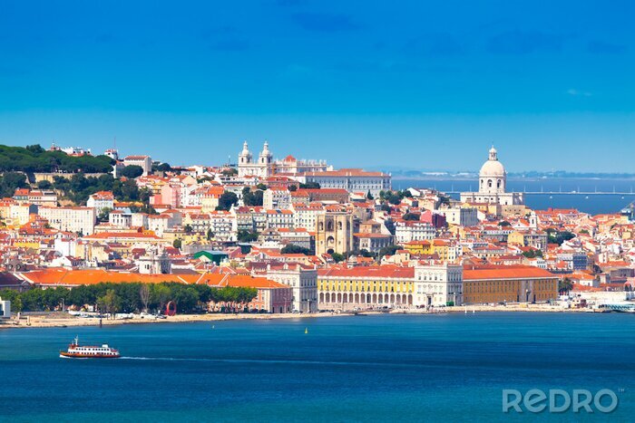 Fotobehang De skyline van Lissabon op een zonnige dag