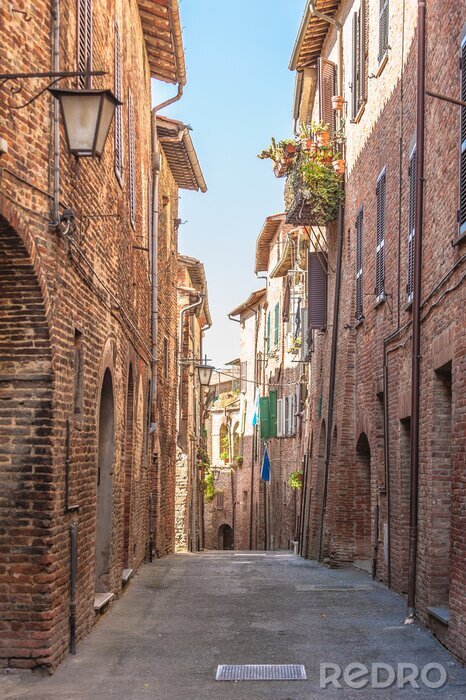 Fotobehang De smalle kronkelende straatjes in de kleine Italiaanse stad