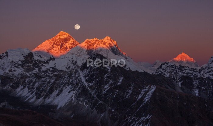 Fotobehang De top van de Mount Everest verlicht door maanlicht
