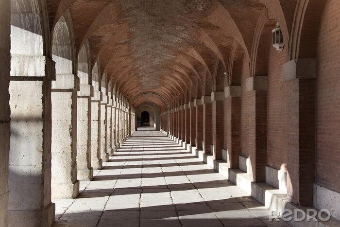 Fotobehang De tunnel, gang van stenen bogen, Aranjues, Spanje