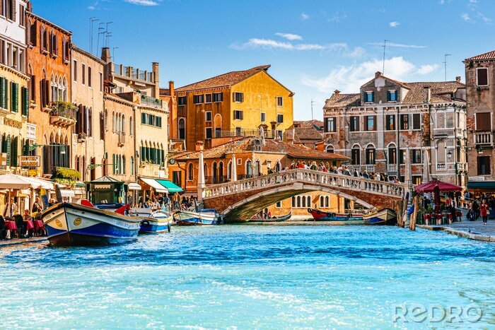 Fotobehang De Venetiaanse brug Rialto op het turkooise water
