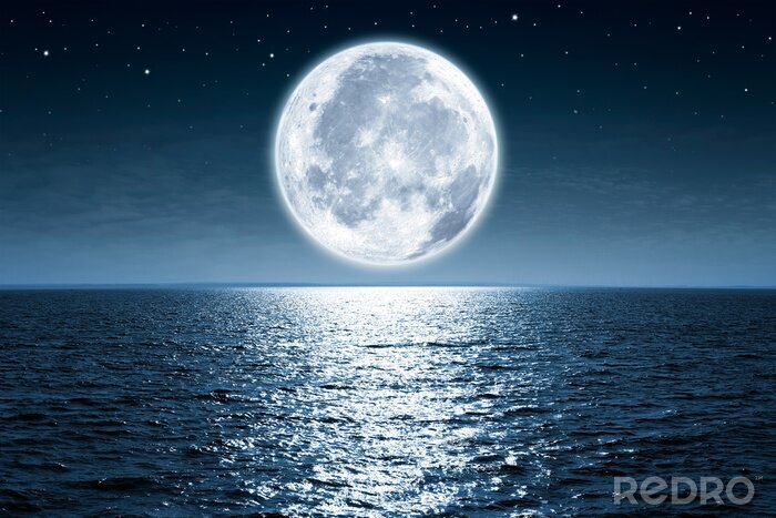 Fotobehang De verlichte maan boven de marineblauwe zee