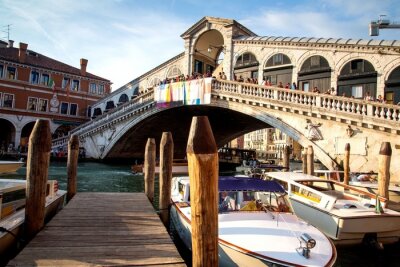 Fotobehang De weg naar de Venetiaanse Rialtobrug