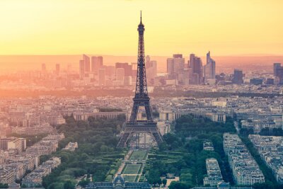 De zonsondergang in de stad van Parijs met de Eiffeltoren in Frankrijk