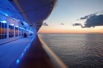Fotobehang Dek van het cruiseschip bij zonsondergang
