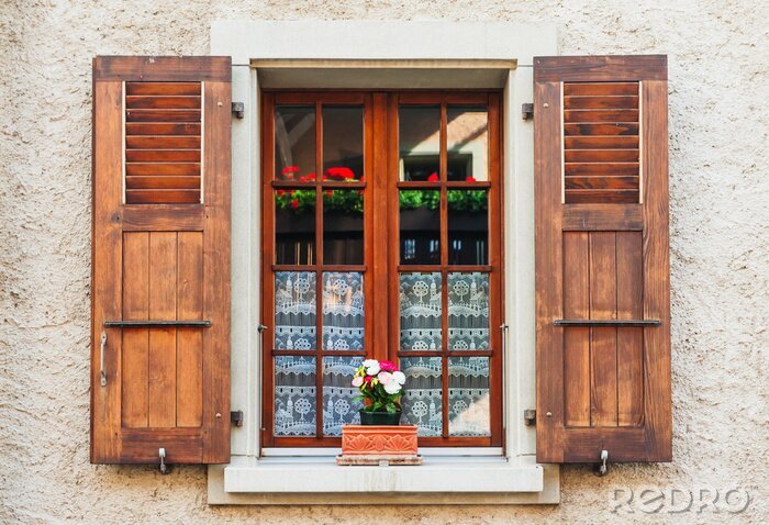 Fotobehang Detail van een houten raam met luiken open op stenen muur