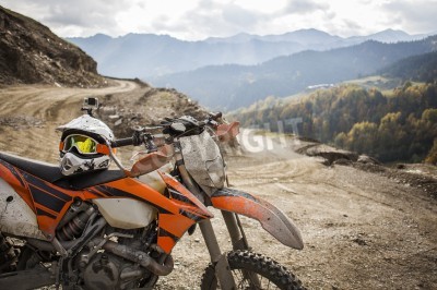 Fotobehang Dirty Enduromotor motorcross helm op de weg