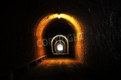 Fotobehang Donkere bakstenen tunnel