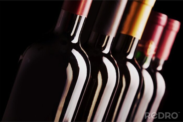 Fotobehang Donkere flessen wijn