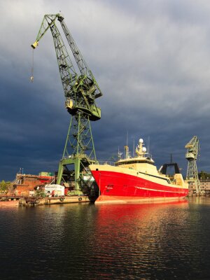 Fotobehang Donkere regenwolken boven de scheepswerf van Gdansk, Polen.