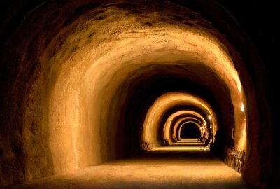 Fotobehang Donkere tunnel met oranje licht