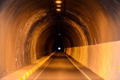 Fotobehang Donkere voorstedelijke tunnel