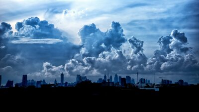 Fotobehang Donkere wolken boven een stad