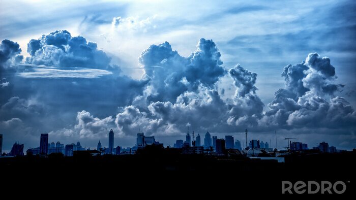 Fotobehang Donkere wolken boven een stad