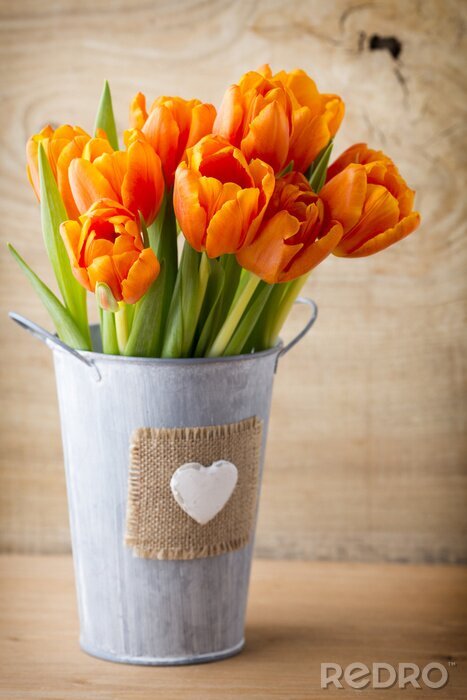Fotobehang Donkergele tulpen in een emmer
