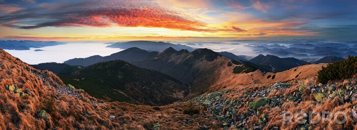 Fotobehang Dramatische zonsondergang in de herfst berglandschap