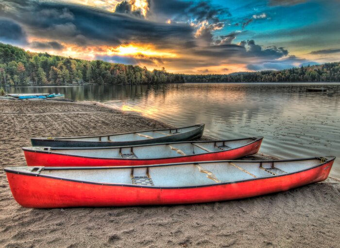Fotobehang Drie Kano Naast Een Meer