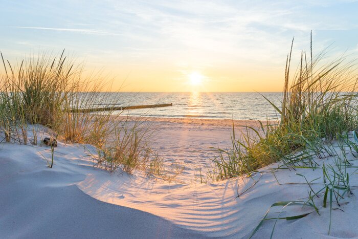 Fotobehang Duinen en zonsondergang boven de Oostzee