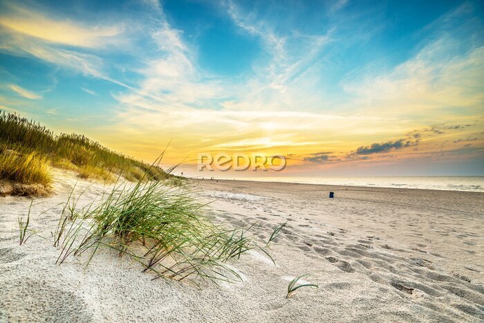 Fotobehang Duinen tegen de zonsondergang licht op het strand in het noorden van Polen