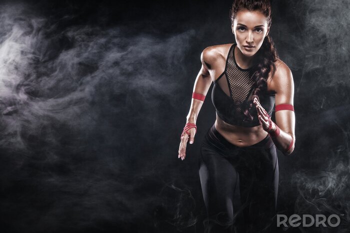 Fotobehang Een atletische vrouw die rent
