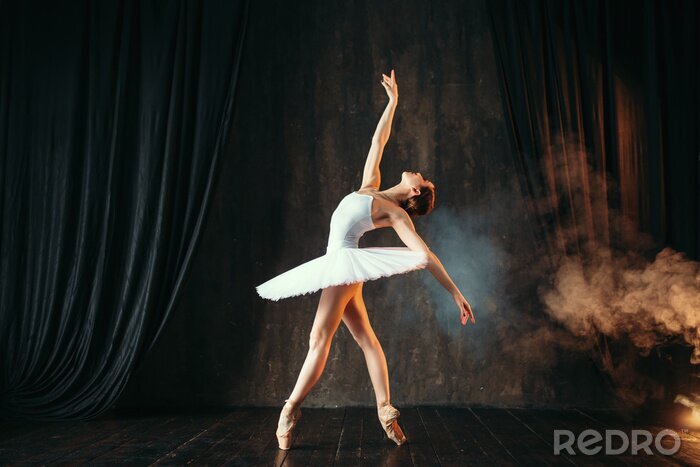 Fotobehang Een ballerina in een witte jurk danst in balletles