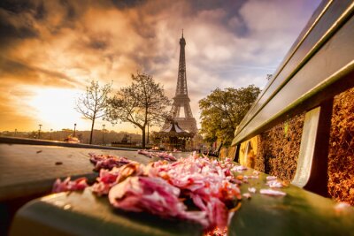 Een bankje en de Eiffeltoren bij zonsopgang