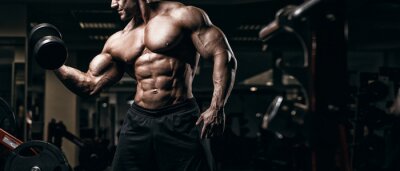 Fotobehang Een bodybuilder tijdens intensieve krachttraining
