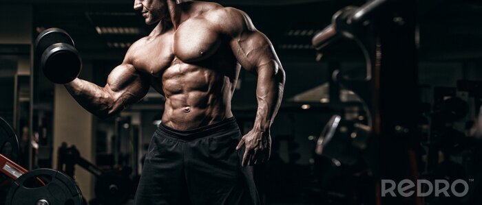 Fotobehang Een bodybuilder tijdens intensieve krachttraining