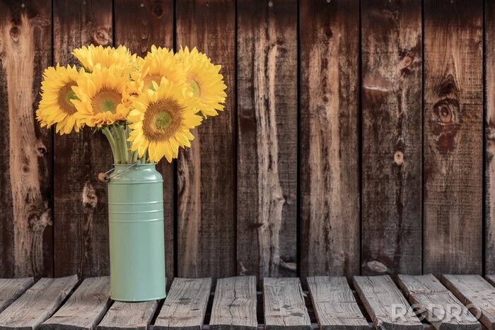 Fotobehang Een boeket zonnebloemen op een houten achtergrond