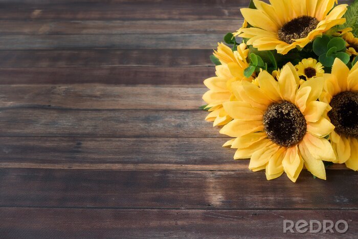 Fotobehang Een boeket zonnebloemen op hout