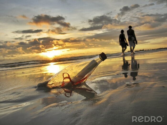 Fotobehang Een brief in een fles begraven op het strand