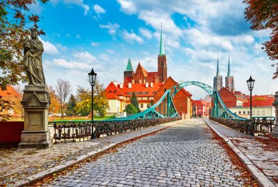 Fotobehang Een geplaveide brug in Wrocław met uitzicht op de kathedraal