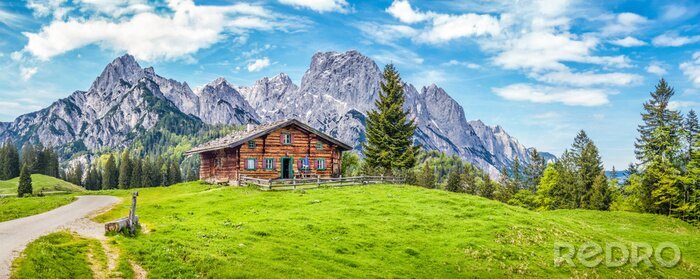Fotobehang Een houten huisje in de pittoreske Alpen