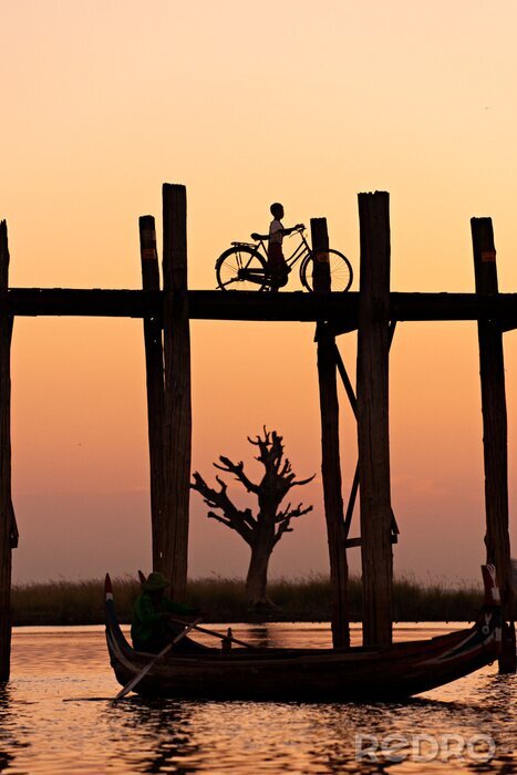 Fotobehang Een jongen met een fiets op de brug