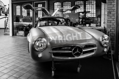 Fotobehang Een klassieke auto op een zwart-witfoto