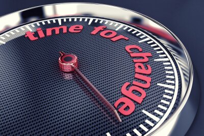 Een klok met een motiverende inscriptie