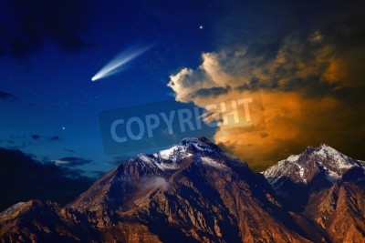 Fotobehang Een komeet boven de bergen