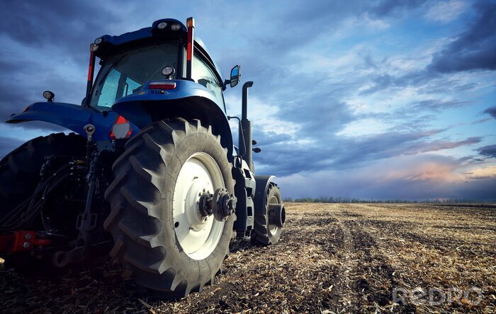 Fotobehang Een krachtige tractor behandelt de grond