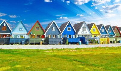 Een landgoed met kleurrijke scandinavische huizen