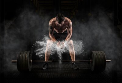 Fotobehang Een man bereidt zich voor om te gaan sporten in de sportschool