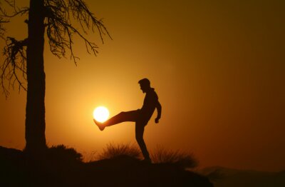 Fotobehang Een man die de zon weerkaatst als een bal