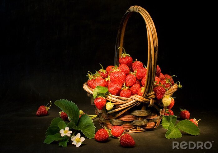 Fotobehang Een mand met wilde aardbeien