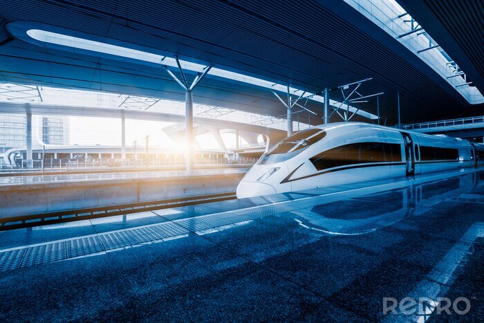 Fotobehang Een moderne trein op het perron