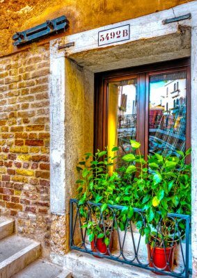 Fotobehang Een mooie deur van een oud gebouw in Venetië Italië. HDR-proces