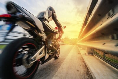 Fotobehang Een motorrijder die te hard rijdt op de weg