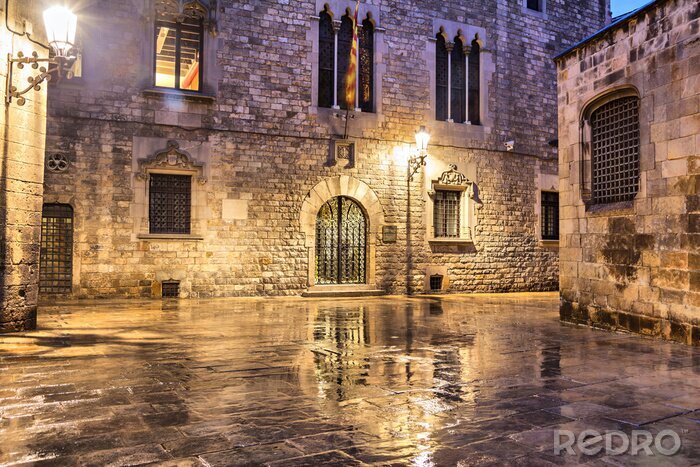 Fotobehang Een natte binnenplaats in Barcelona