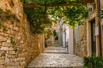 Fotobehang Een oud pad met wat oude stenen trappen in Dubrovnik