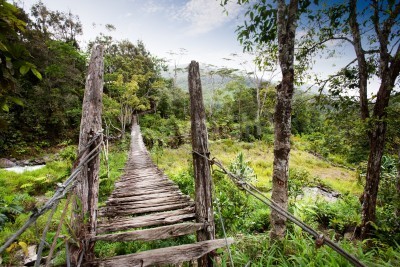 Fotobehang Een oude smalle hangbrug