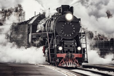 Fotobehang Een oude stoomlocomotief op het treinstation