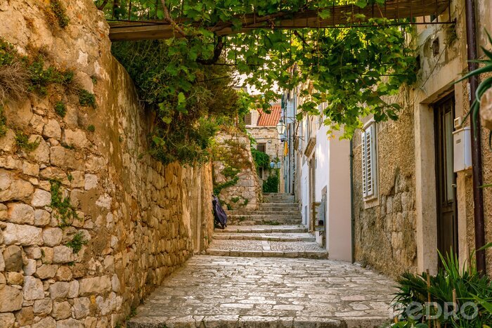 Fotobehang Een oude straat met stenen trappen in het hart van Dubrovnik